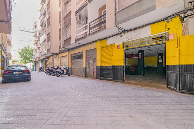 Local en Camino de Ronda 132D con posibilidad de cambio de u