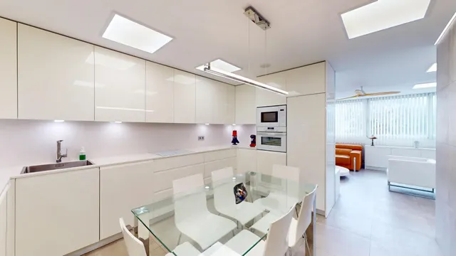 Piso en venta en Marbella centro con licencia turística, en residencial con piscina. — 2