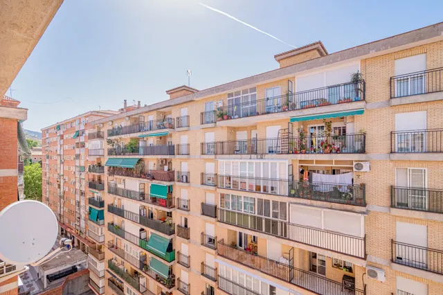 Piso exterior en zona cervantes, Granada, 8ª planta, muy luminoso, 87 m2, 3 dormitorios, vistas despejadas. — 36