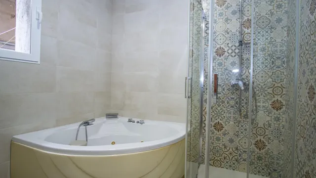 Casa en planta baja con entrada independiente, totalmente reformada, y local en planta baja. — 11
