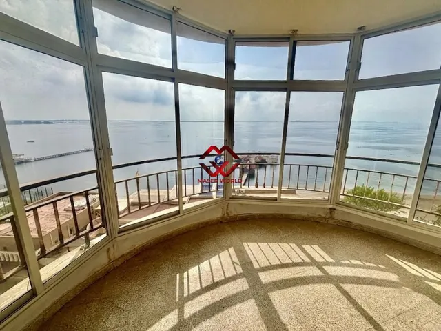 Piso en Primera Línea de Playa con Vistas Panorámicas al Mar - foto 2