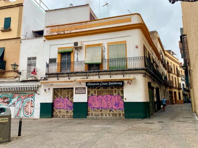 CASA CON ENCANTO A REFORMAR FRENTE AL MERCADO DE LA CALLE FE - foto 2
