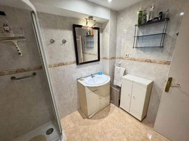 Estupendo piso de 3 habitaciones, con terraza, semi reformado. Zona Marxalenes - General Avilés — 16