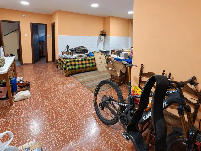 Casa con local comercial, garaje y patio en la gargantada, lieres. ¡vivienda y negocio en un mismo inmueble! — 8