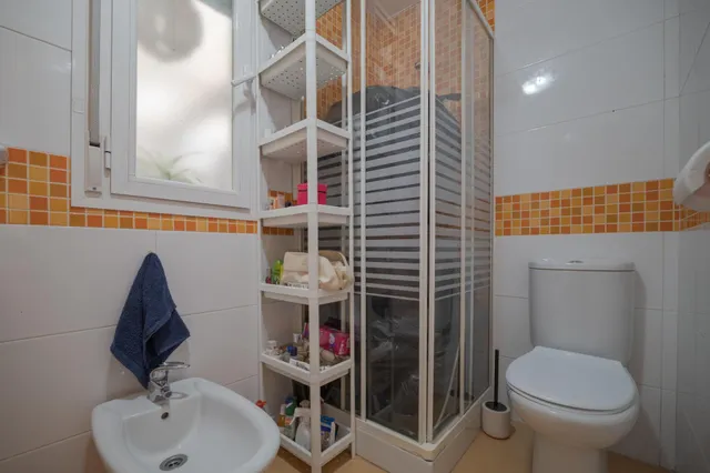 Una vivienda ideal con 2 dormitorios tanto para vivir con total comodidad en planta baja y sin barreras como para inversión segura. ¡Lista para entrar a disfrutar! En Churriana de la Vega. — 28