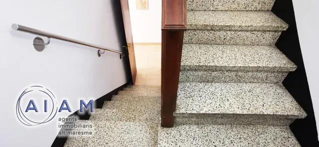 Edificio con local y vivienda dúplex en carrer Església — 18