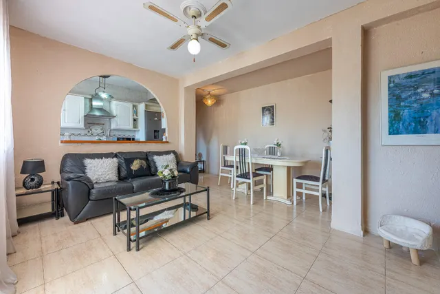¡Oportunidad en Doña Pilar! Piso de 2 dormitorios con piscina, jardines, parking y pista de tenis — 6