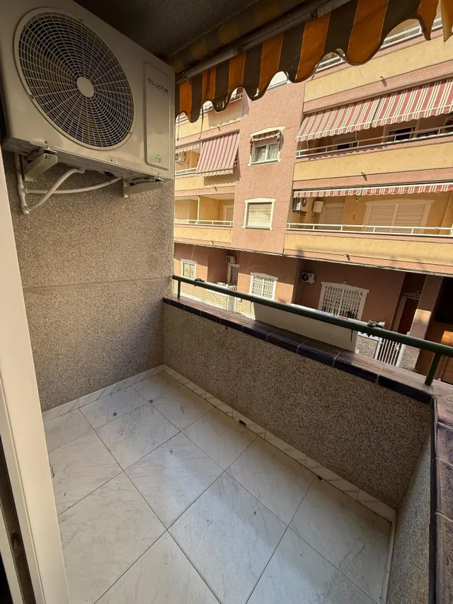 Apartamento reformado con terraza, Alicante, Torrevieja. 2 habitaciones, 50 m2, a 450 metros del mar — 18