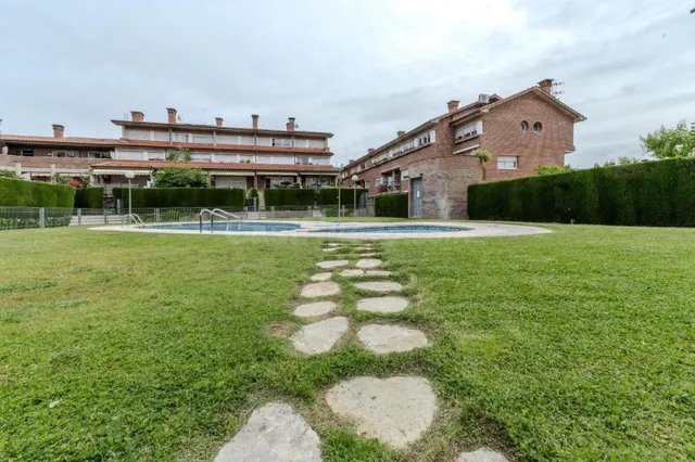 Casa en Castellar con terraza privada, piscina comunitaria y - foto 2