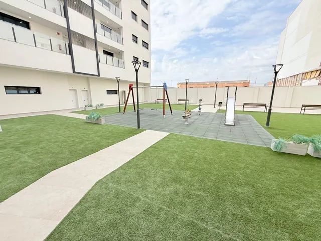 Luminoso apartamento semi-nuevo con terraza, piscina y parking — 48