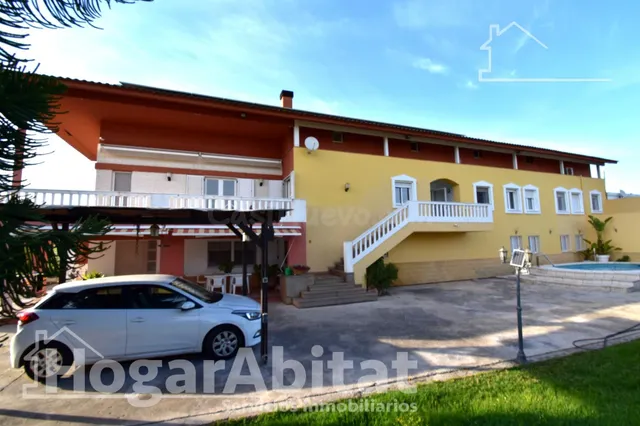 ¡CHALET DE LUJO! AMPLIO Y SOFISTICADO CON PISCINA Y GARAJE,  - foto 2
