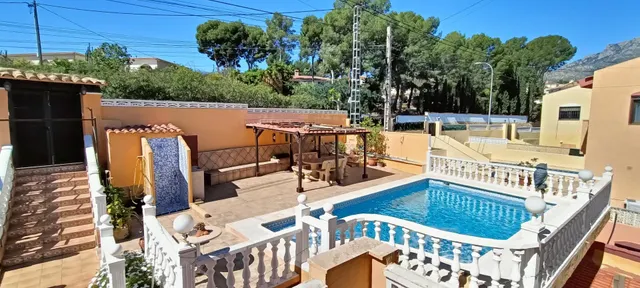Gran chalet independiente de 3 plantas con dos viviendas y piscina — 8