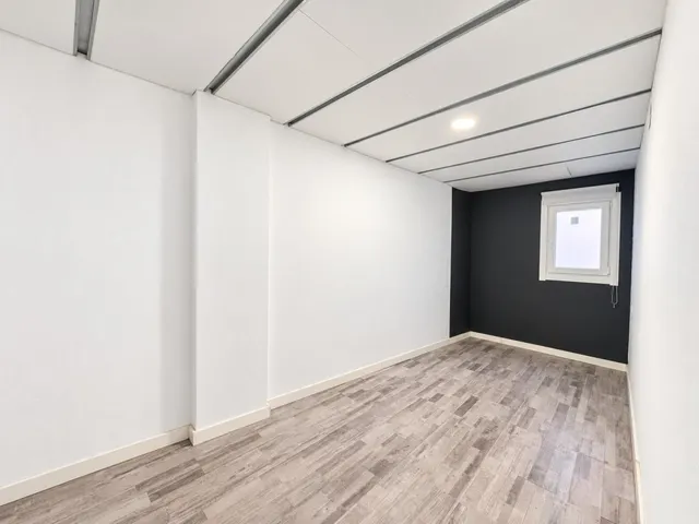 Amplio piso de 6 habitaciones en el centro histórico de Manresa — 12