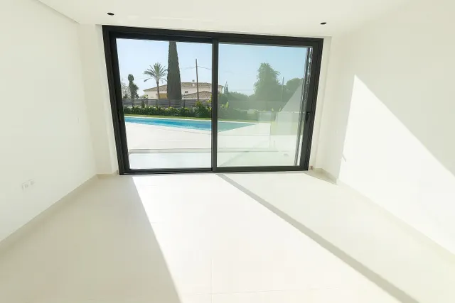 ÚLTIMA VILLA DISPONIBLE. Piscina privada junto al mar en El Chaparral — 38