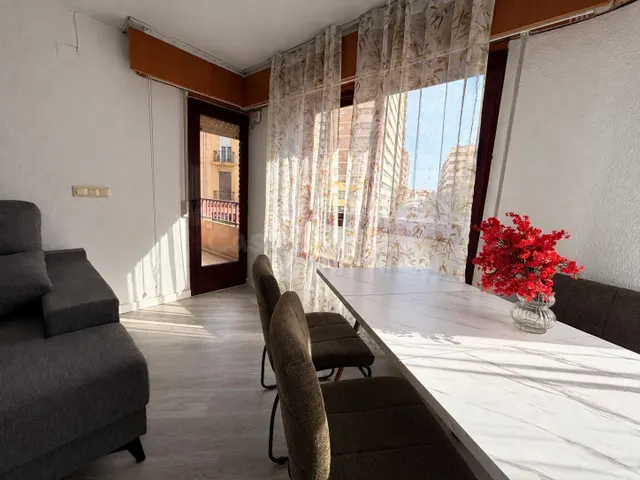 GRAN PISO EN ALQUILER EN ZONA DE MERCADO CENTRAL - foto 4