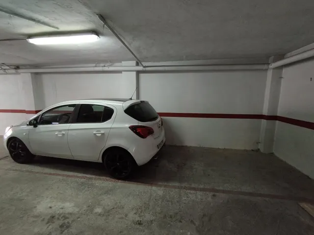 Se vende plaza de garaje para coche pequeño, cerca del paseo marítimo, en Torrevieja. — 2