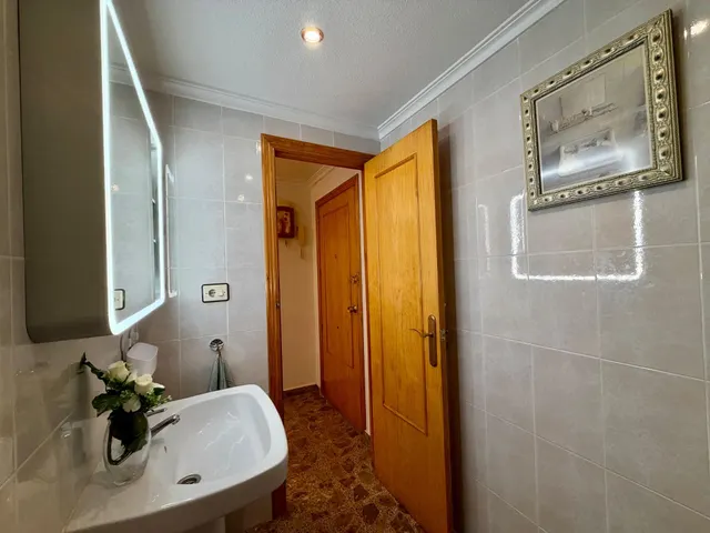 ¡Apartamento de tres dormitorios y amplia terraza al sur cerca de la playa, en Avenida de Habaneras! Torrevieja — 11