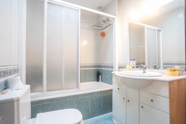 Almeria - cruz de caravaca: amplio triplex - 6 habitaciones + 3 baños + 1 aseo + garaje amplio + 2 salones + 2 cocinas + solarium — 32