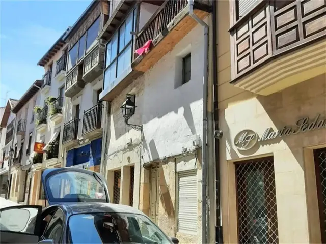 Amplia Casa en Medina de Pomar con Local Comercial y Potenci - foto 5