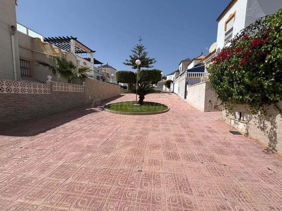 Adosado de 4 dormitorios, 2 baños en Los Altos (Orihuela Costa) con 2 Piscinas, Solárium y Gran Sótano