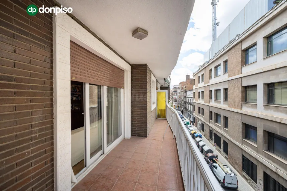 PISO EXTERIOR EN ACERA DE CANASTEROS, JUNTO A CONSTITUCIÓN Y FUENTENUEVA.