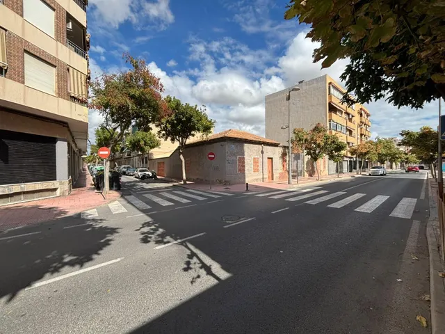 Casa independiente en esquina con gran potencial de rehabilitación o nuevo proyecto — 6