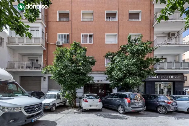 PISO JUNTO A HIPERCOR · ÚLTIMA PLANTA · MUCHA LUZ · ASCENSOR · METRO — 23