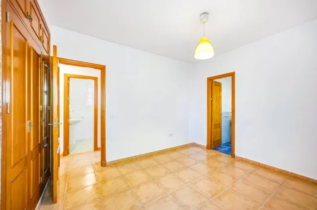 Chalet  Familiar en Zona La Dehesilla;  Tranquila y Accesible — 25