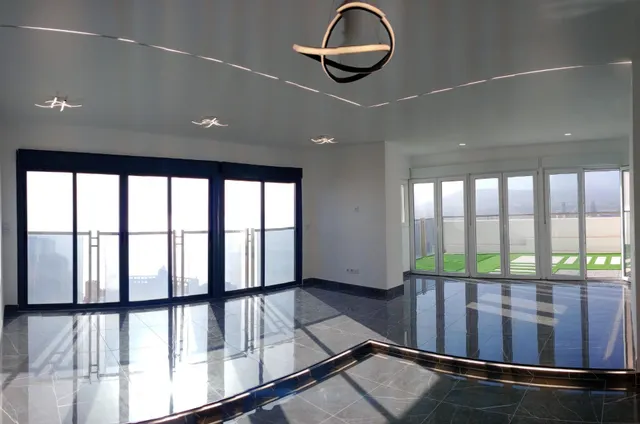 Impresionante Ático -Dúplex reformado de lujo y vistas magnificas al mar y bahía de Benidorm. — 11