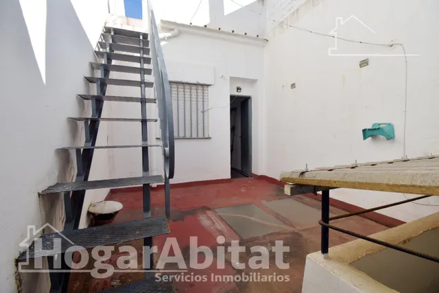 ¡OPORTUNIDAD DE INVERSIÓN! CASA CON BALCÓN Y PATIO EN EL CENTRO — 30