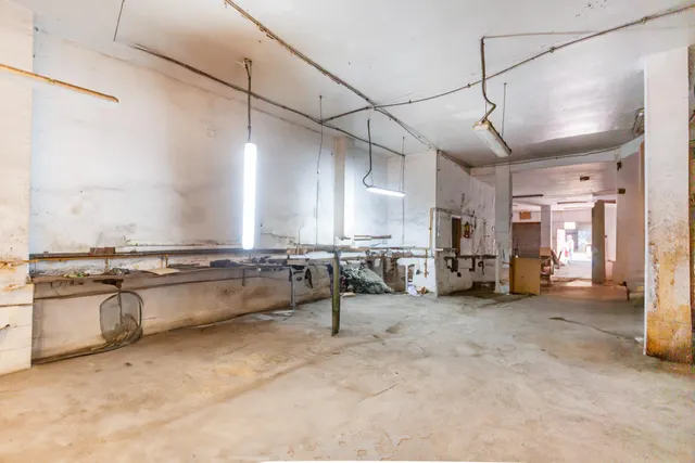 Oportunidad en Gandia: Amplio Local Comercial en Venta — 17