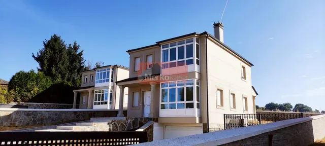 SE VENDEN CHALETS INDEPENDIENTES DE OBRA NUEVA  Y CON FINCA CERRADA DE 650M2 CERCANO A LUGO — 46