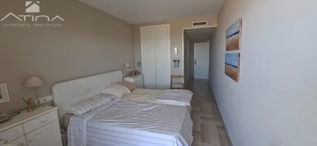 Ático de lujo en Playa de Gandia: vistas al mar, terraza panorámica y acceso directo a la playa en Residencial Aiguablava. — 16