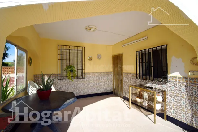 CHALET RÚSTICO CON PISCINA, GARAJE Y TERRAZA - foto 3