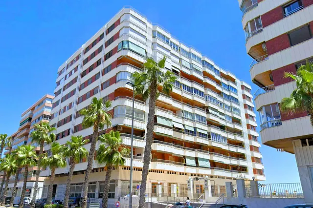 Amplio apartamento (aprox. 90 m2 - 2.ª planta) en primera línea de Playa del Acequión. Gran balcón con vistas al mar (suroeste), piscina comunitaria, cerca del centro, y directamente en la playa. — 31