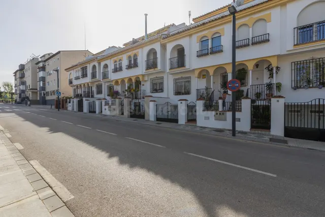 CASA ADOSADA DE 5 DORMITORIOS EN MARACENA — 4