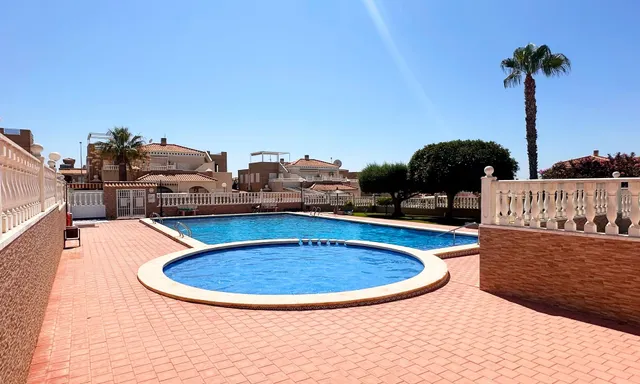 Encantador bungalow en esquina con jardín privado y vistas a la piscina — 31