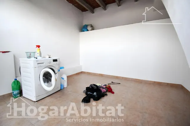 Casa luminosa y esquinera con balcón y dos terrazas, toda amueblada, en el centro — 9