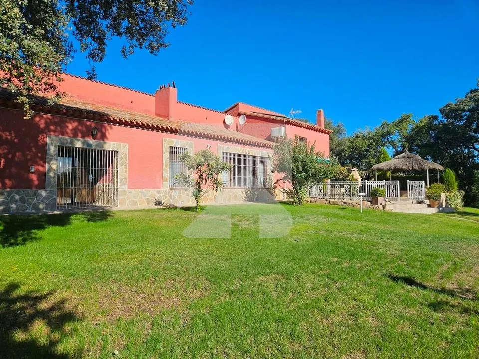 Espectacular villa en urbanización vigilada
