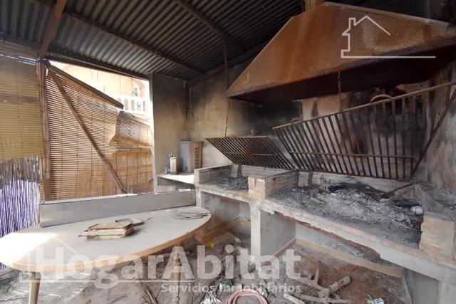 ESPACIOSA CASA CON LOCAL COMERCIAL, DOS TERRAZAS Y BALCÓN — 38
