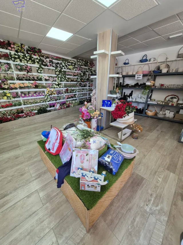 SE VENDE DOS LOCALES COMERCIALES EN ZONA EL PORTICHUELO — 6