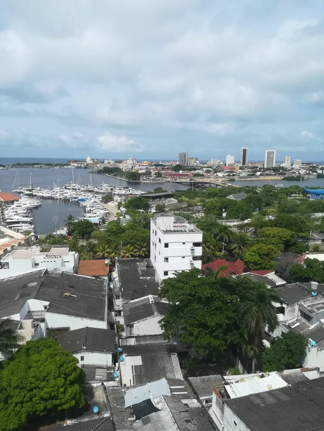 Apartamento con Vista a la Bahía en Manga – Amplio, Exclusiv - foto 2