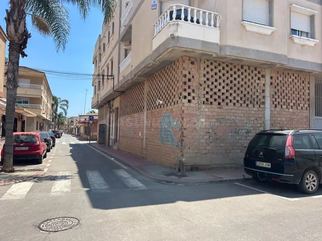 GRAN LOCAL A 3 CALLES EN LOS ALCÁZARES - foto 2