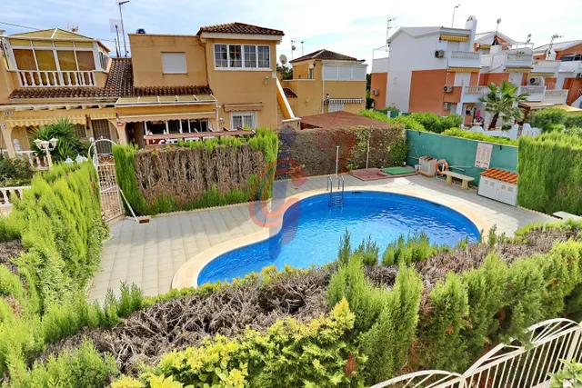 Espectacular bungalow en esquina con gran solárium, jardín privado y piscina en Guardamar del Segura — 37
