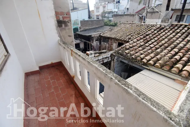 ¡Hazla a tu gusto! Gran casa para reformar con terraza y balcón, cerca del ayuntamiento — 18