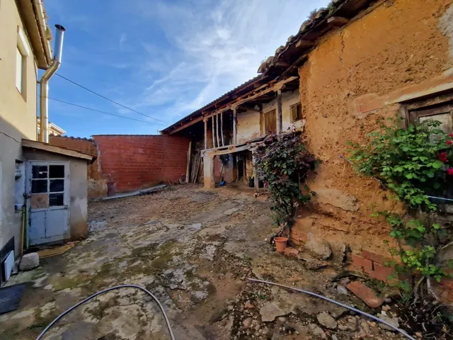 SE VENDE CASA EN VILLACALBIEL, 2 PLANTAS, PATIO 60 M2, CALEF - foto 3