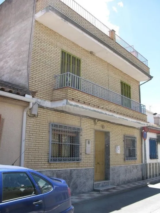 Se vende Casa Adosada OKUPADA en Calle Calle Argentina 19 Sa
