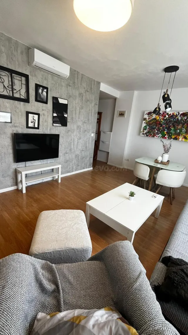 Amplio Piso Seminuevo con Vistas y Servicios en Urbanización - foto 2