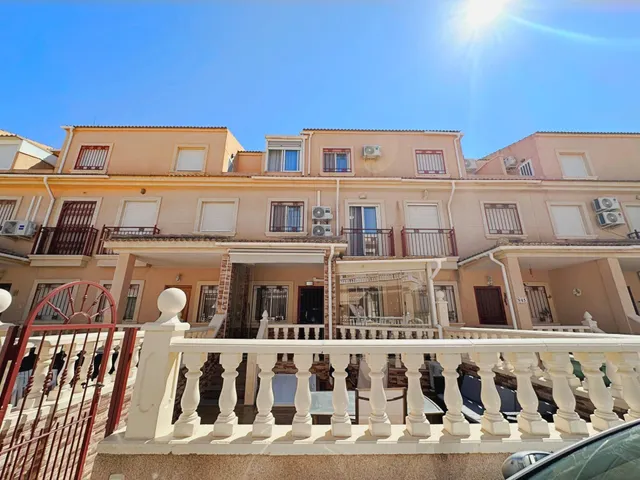 Casa adosada reformada y espaciosa de tres plantas (86 m2) con 3 dormitorios, 2 baños y 1 aseo. Terraza frente, piscina comunitaria, cerca del La Zenia Boulevard y a tan solo 650 m de Playa Flamenca — 31