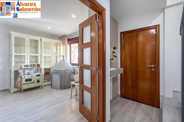 Amplia casa de 182 m2 con patio, gran sótano y a menos de 5 minutos del metro — 30